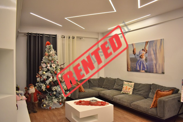 Apartament me qira ne Kompleksin Star ne rrugen Ndre Mjeda, ne Tirane.
Banesa eshte e pozicionuar n